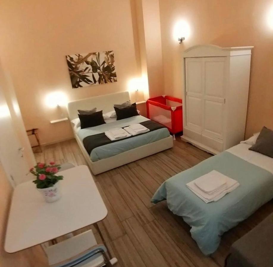 Bed and Breakfast Da Polly a Piazza Amedeo Napoli Esterno foto