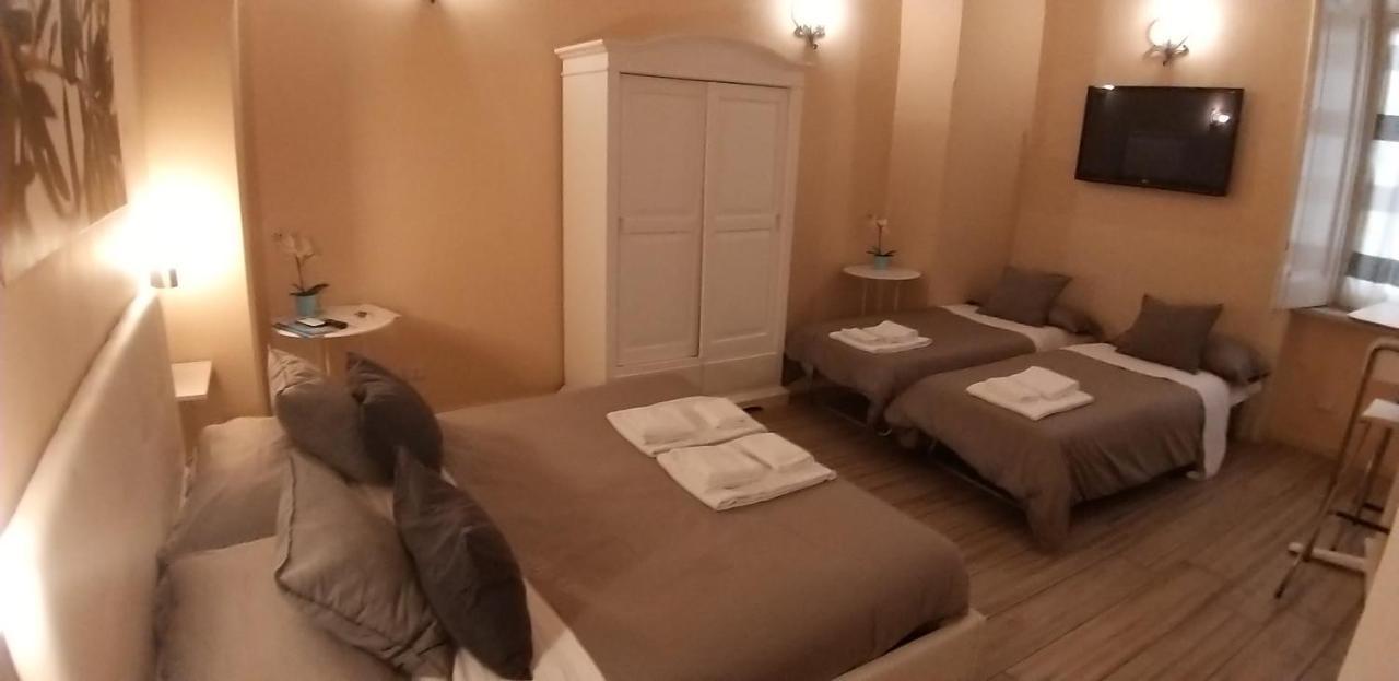 Bed and Breakfast Da Polly a Piazza Amedeo Napoli Esterno foto