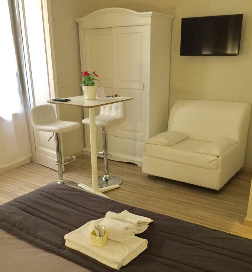 Bed and Breakfast Da Polly a Piazza Amedeo Napoli Esterno foto