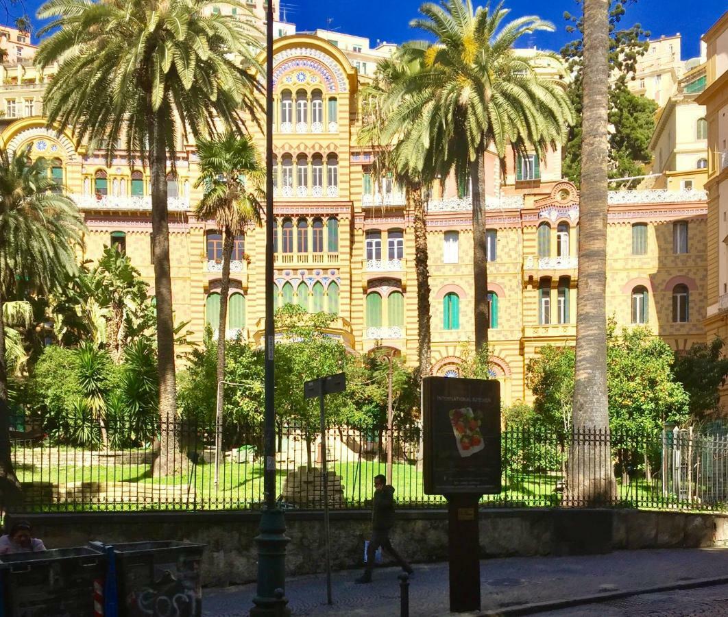 Bed and Breakfast Da Polly a Piazza Amedeo Napoli Esterno foto