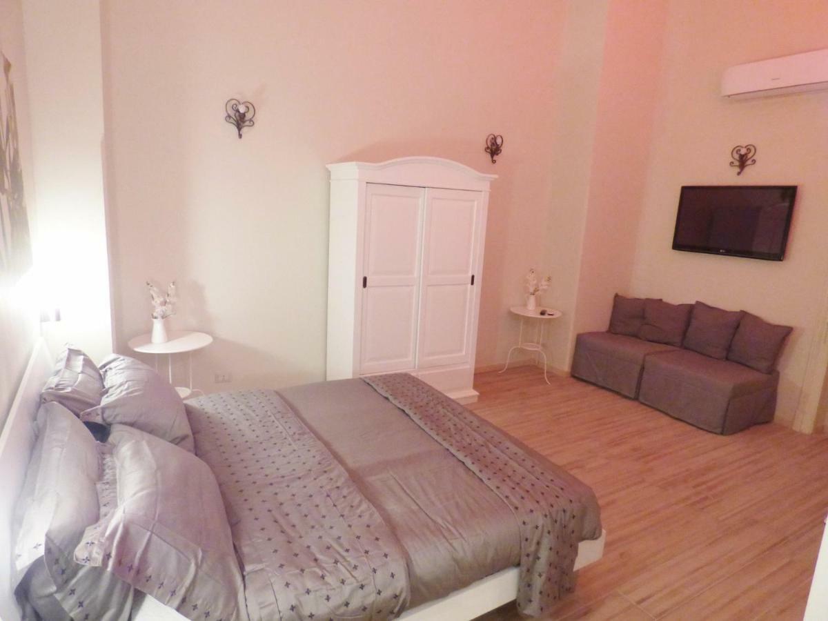 Bed and Breakfast Da Polly a Piazza Amedeo Napoli Esterno foto