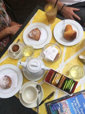 Bed and Breakfast Da Polly a Piazza Amedeo Napoli Esterno foto