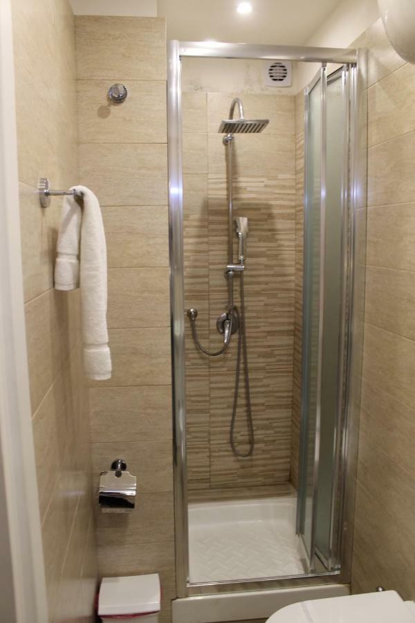 Bed and Breakfast Da Polly a Piazza Amedeo Napoli Esterno foto