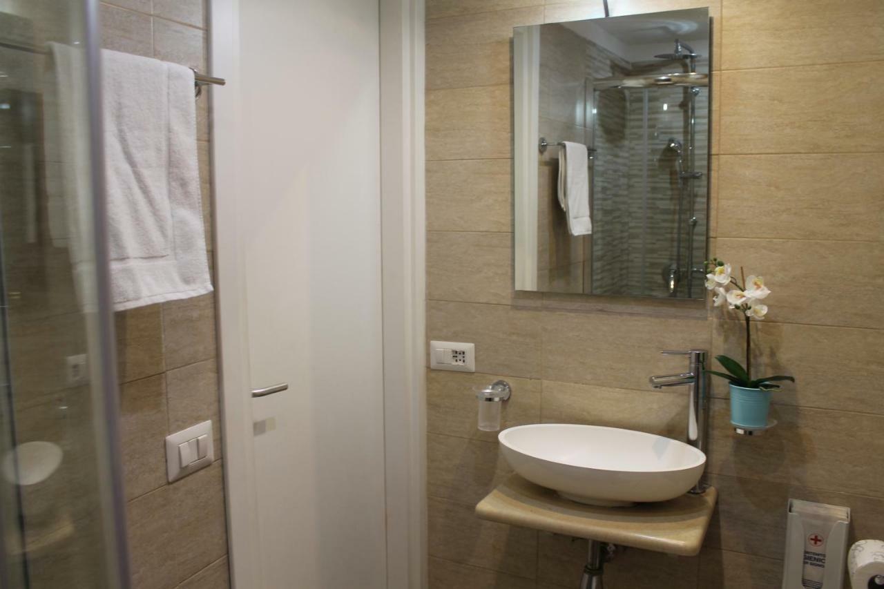 Bed and Breakfast Da Polly a Piazza Amedeo Napoli Esterno foto
